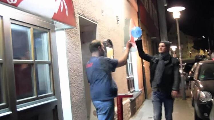 Lustiges Nachtleben: Martin Rabl lässt Luftballons wie von Zauberhand aufblasen. Screenshot: www.youtube.com/AmbossTV