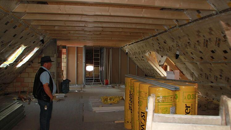 Im Dachgeschoss wird ein Gemeinschaftsraum entstehen. das Gebälk musste erneuert werden, da ein Umbau unwirtschaftlich gewesen wäre, wie der Architekt erläuterte.