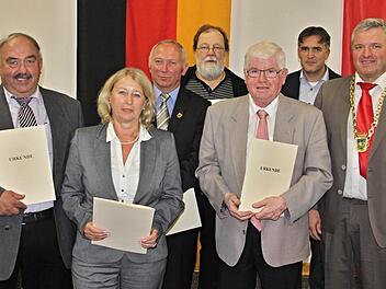 Bürgermeister Jürgen Hennemann (rechts) ehrte aktive und ehemalige Mitglieder des Stadtrates (von links): Otmar Schmitt, Irene Jungnickel, Werner Riegel, Thomas Wagner, Manfred Fausten und Harald Pascher.
