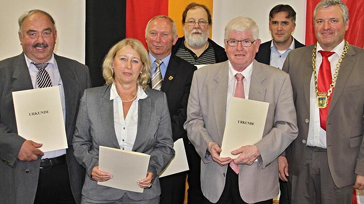 Bürgermeister Jürgen Hennemann (rechts) ehrte aktive und ehemalige Mitglieder des Stadtrates (von links): Otmar Schmitt, Irene Jungnickel, Werner Riegel, Thomas Wagner, Manfred Fausten und Harald Pascher.