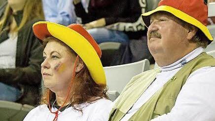 Die Fans zeigten sich "deutschlandnah" und sorgten insgesamt für eine tolle Stimmung in der HUK-Coburg Arena. Unter den 2024 Zuschauern war natürlich auch fast die komplette HSC-Mannschaft und feuerte an.