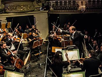 Unter der Leitung von Coburgs Generalmusikdirektor Roland Kluttig interpretierte das Philharmonische Orchester des Landestheaters Werke von Tschaikowsky ud Prokofjew. Foto: Jochen Berger