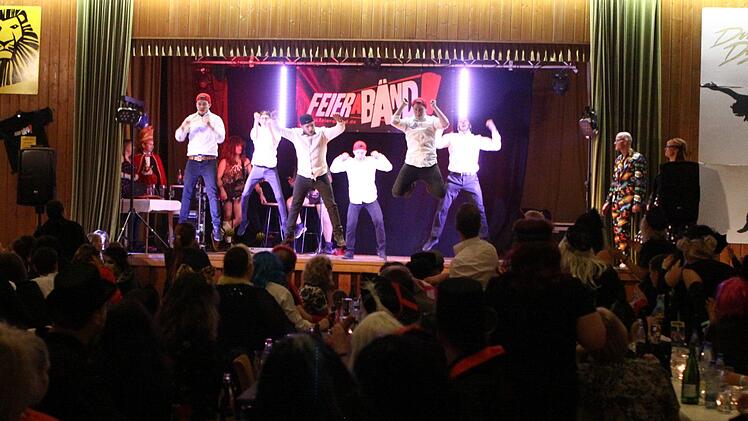 Die "BrüKaGe Elferrats Dance Crew"- die Boygroup der Karnevalisten.Thomas Dill