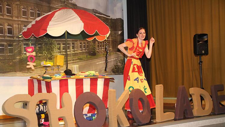 Die Händlerin der Worte hat auch süße Worte im Angebot. Foto: Gerda Völk