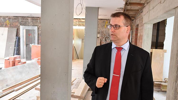 Finanzreferent Felix erläutert das Konzept für das Bürgerrathaus