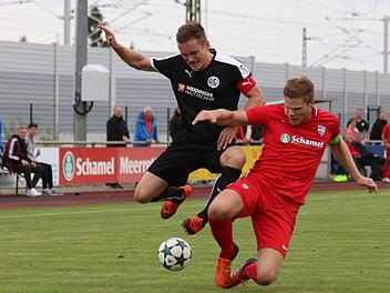 Im Derby schenkten sich die beiden Mannschaften nichts. Nicolas Schwab (re.) packt gegen Pumas-Kapitän Eric Stübing die Grätsche aus. Foto: Uwe Kellner/anpfiff.info
