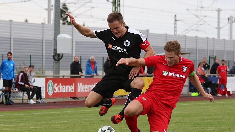 Im Derby schenkten sich die beiden Mannschaften nichts. Nicolas Schwab (re.) packt gegen Pumas-Kapitän Eric Stübing die Grätsche aus. Foto: Uwe Kellner/anpfiff.info