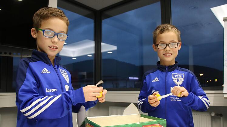 Aaron (links) und Milan Kreul (rechts) kicken für die E-Junioren des VfB Kulmbach. Für den 36. Rundschau-Cup durften die Drittklässer die Gruppen auslosen. Foto: Christian Schuberth