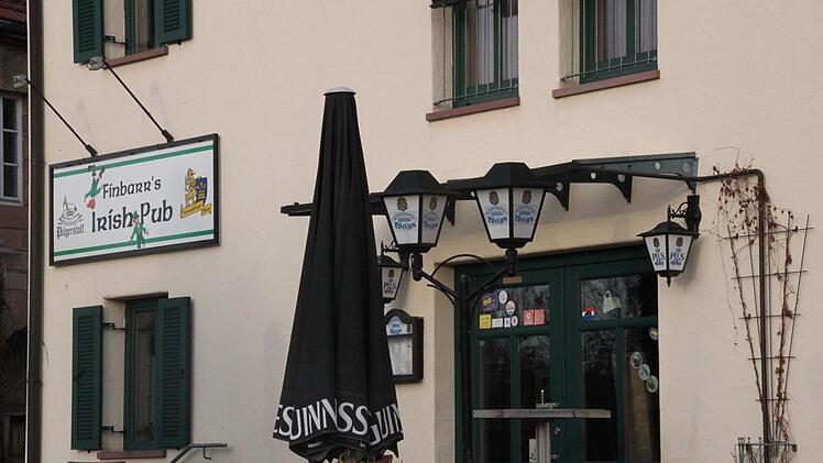 Die Lage des Irish Pub am Stadteingang, direkt neben dem Kellereischlossgarten ist himmlisch. Den Blick vom Biergarten aus in die Saaleauen genießen Touristen wie Einheimische. Nachpächter gesucht.Kerstin Väth
