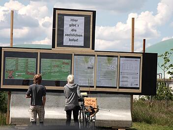 Ständig hielten Radler und Autofahrer an und studierten die Informationen des Betreibers. Foto: Richard Sänger