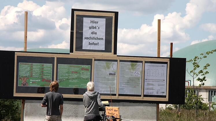 Ständig hielten Radler und Autofahrer an und studierten die Informationen des Betreibers. Foto: Richard Sänger