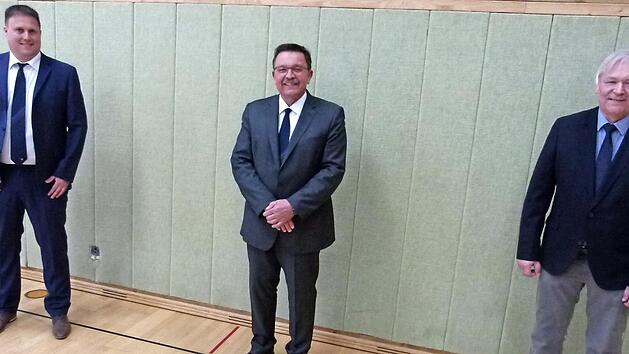 Die neue F&uuml;hrungsmannschaft der Gemeinde Grub am Forst in einem geh&ouml;rigen Abstand zueinander (von links): Andr&eacute; Dehler, J&uuml;rgen Wittmann, G&uuml;nter Peinelt  Foto: Lothar Weidner