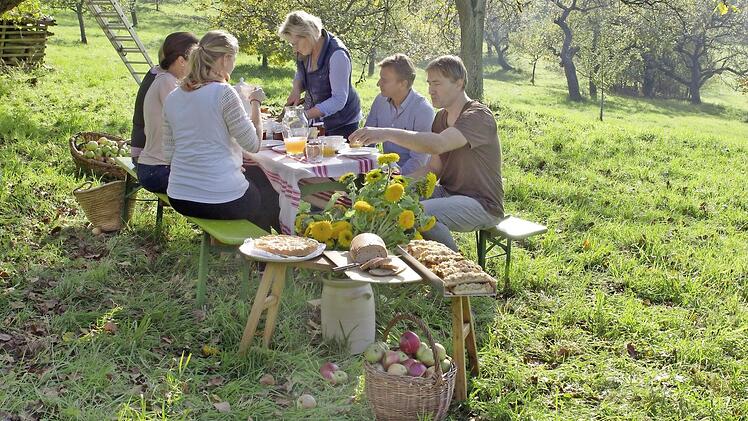 Bei der Erlebnistour "Banzer Berg - Barock und alte Apfelsorten" steht auch ein Picknick auf der kl&ouml;sterlichen Obstbaumwiese auf dem Programm.  Foto: A. F. Endress