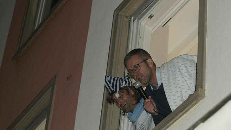 In gebührender Entfernung fühlten sich der Rathauschef und "Verteidiger" Dirk Stumpe (links) noch vor den Belagerern sicher. Wenig später waren sie besiegt. Foto: Steffen Standke