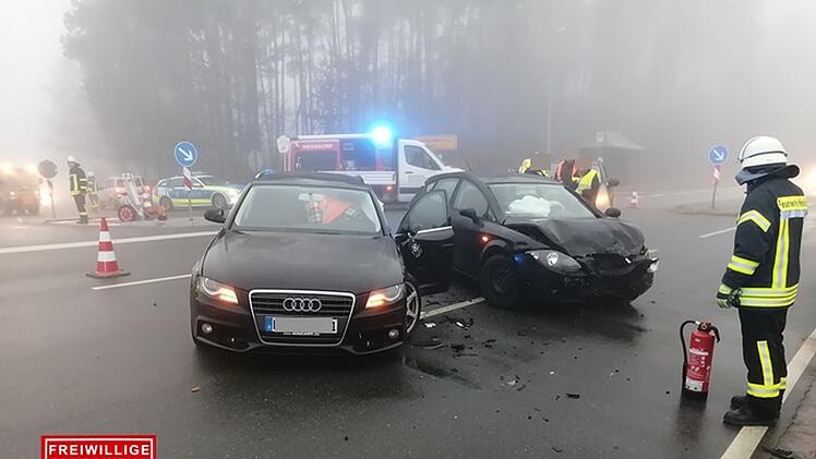 Heßdorf: Unfall im Kreuzungsbereich - Mehrere Menschen verletzt