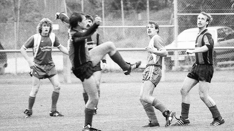 Szen aus dem Spiel des TSV N&uuml;dlingen (gestreifte Trikots) gegen den SV Ramsthal (1:1).