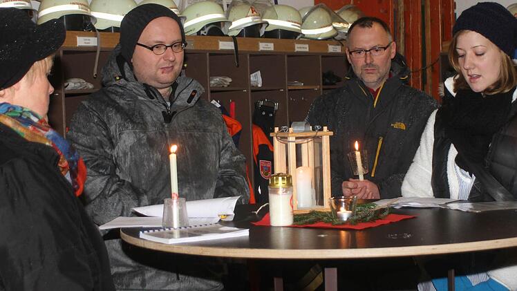 Der geistliche Leiter des BDKJ Werner Firsching (Zweiter von rechts) sowie BDKJ-Vorstand Johannes Lang (Zweiter von links) und Oberministrantin Hanna Groß (rechts) bei der Aussendungsfeier.