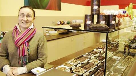 Birgit Ebert fühlt sich mit ihrer im Herbst eröffneten Chocolaterie wohl im Steinweg - auch wenn es mit einer eingeschlagenen Scheibe begann.