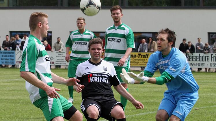Hier kommt der Sander Fabian Benkert (Mitte) nicht mehr an den Ball, Gästetorwart Klaus Freisinger schnappt ihn noch rechtzeitig weg.
