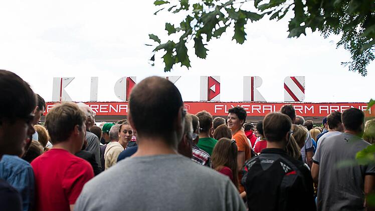 Andrang vor dem Kickers-Stadion in Würzburg. Foto: Tobias Köpplinger
