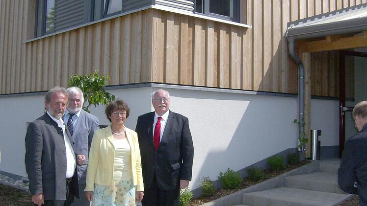 Landrat Reinhardt Glauber, Rudolf Landmann (Leaderentwicklung der Regierung), Bürgermeisterin Gisela Bauer und Regierungspräsident Wenning ( von links) vor dem neuen Kompetenzzentrum Foto: Petra Malbrich