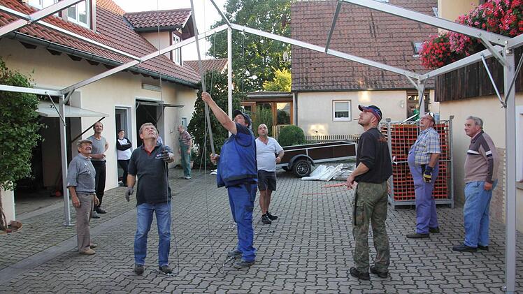 Gemeinsam geht alles besser. Mitglieder des KTZV Untermerzbach beim Aufstellen eines Zeltes für die 28. Jungtierschau in Memmelsdorf.  Foto: Helmut Will