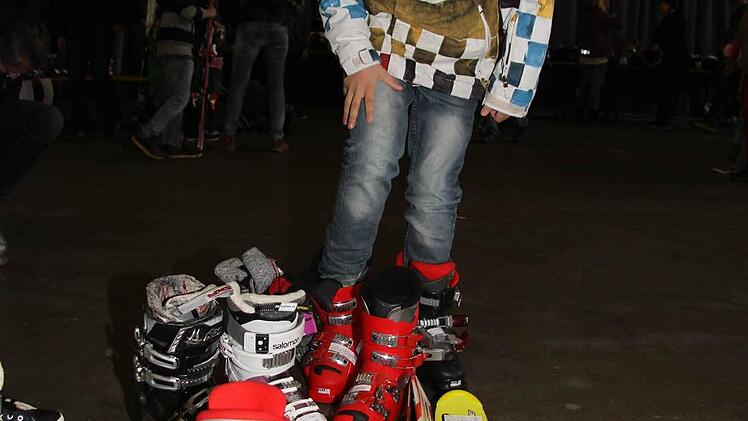 Rot, schwarz oder weiß - Emilio Eberlein (9) kann sich nur schwer entscheiden. Aber letztlich nimmt er dann die Head-Ski und die schwarzen Schuhe mit.