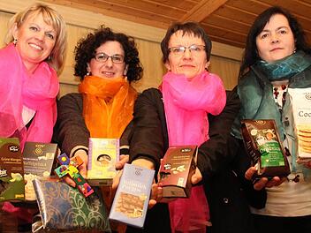 Waltraud Hohlweg, Karin Feick, Birgit Bodenschlägel und Heidi Schmidt (von links) laden herzlich ein zum Weltgebetstag am Freitag in der Rugendorfer Kirche. Neben Produkten des "Eine-Welt-Ladens" gibt es dort auch landestypische Speisen von den Bahamas. Foto: Matthias Beetz