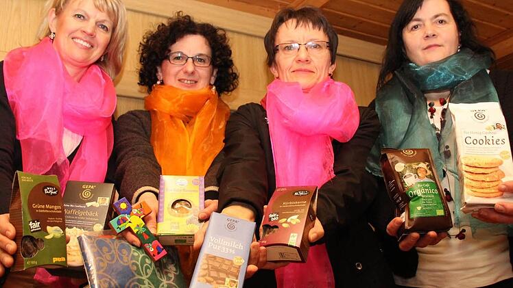 Waltraud Hohlweg, Karin Feick, Birgit Bodenschlägel und Heidi Schmidt (von links) laden herzlich ein zum Weltgebetstag am Freitag in der Rugendorfer Kirche. Neben Produkten des "Eine-Welt-Ladens" gibt es dort auch landestypische Speisen von den Bahamas. Foto: Matthias Beetz