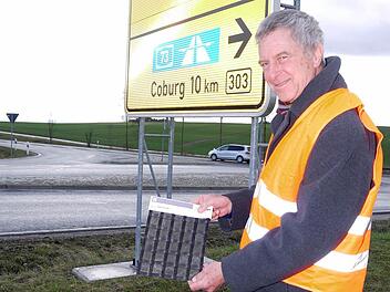 Jürgen Woll, Leiter der Servicestelle Kronach des Staatlichen Bauamtes Bamberg, zeigt die Bitumen-Armierung, mit der die Einfahrten zur Bundesstraße 303 bei Ebersdorf stabilisiert werden sollen. Foto: Berthold Köhler