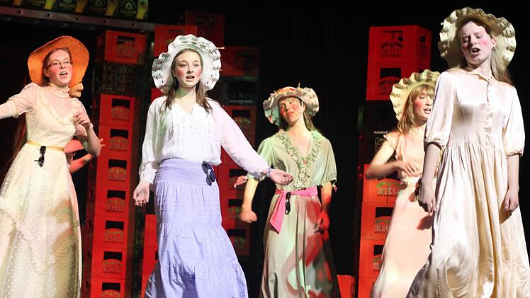 Beim Anblick der schönen Töchter des Majors geraten die Piraten außer Rand und Band.