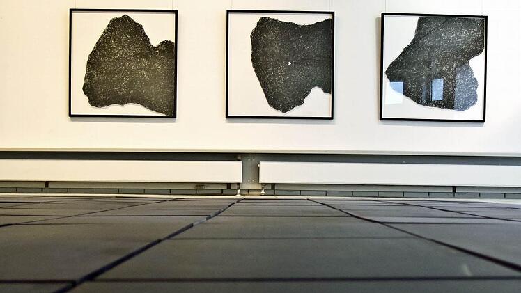 Jessica Maria Tolier: "Underwater tusculum" (im Vordergrund die Installation "Teich")Foto: Jochen Berger