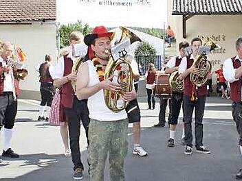 Nicht nur am Sonntag im Zelt, auch schon beim Zug durchs Dorf und beim Aufstellen ist die Zentbechhofener Blaskapelle dabei. Mit Musik geht schließlich alles besser.  Foto: Sonja Werner