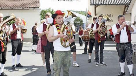 Nicht nur am Sonntag im Zelt, auch schon beim Zug durchs Dorf und beim Aufstellen ist die Zentbechhofener Blaskapelle dabei. Mit Musik geht schließlich alles besser.  Foto: Sonja Werner