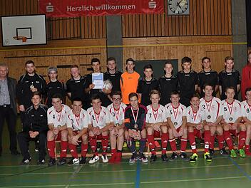 Sieger beim Hallensparkassencup der B-Junioren wurde am Samstag die SG Wilhelmsthal (sitzend) durch einen 2:0-Sieg gegen die SG Haig (stehend). Mit im Bild (stehend von links) Kreisjugendleiter Michael Deuerling, die beiden Wilhelmsthaler Betreuer Manuel Neder und Chris Barnickel (davor) sowie Robert Porzelt von der Sparkasse (rechts). Foto: Herb ert Kalb