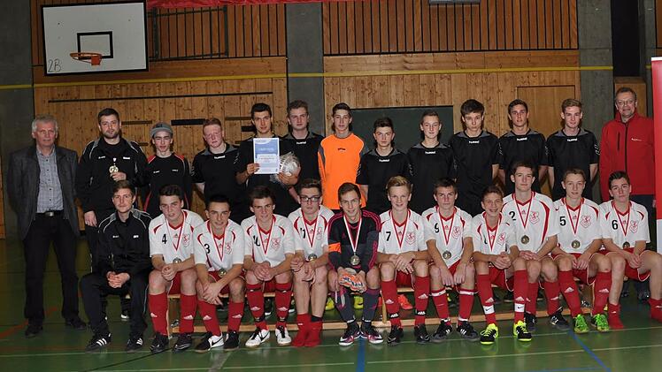 Sieger beim Hallensparkassencup der B-Junioren wurde am Samstag die SG Wilhelmsthal (sitzend) durch einen 2:0-Sieg gegen die SG Haig (stehend). Mit im Bild (stehend von links) Kreisjugendleiter Michael Deuerling, die beiden Wilhelmsthaler Betreuer Manuel Neder und Chris Barnickel (davor) sowie Robert Porzelt von der Sparkasse (rechts). Foto: Herb ert Kalb