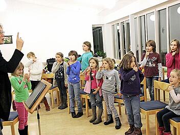 Annemarie Kreuzer macht mit den Buben und Mädchen des Kinderchores Atemübungen zum Einstieg in die Probe. Foto: Heike Beudert