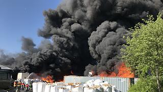 Firmengebäude in Oberfranken geht in Flammen auf