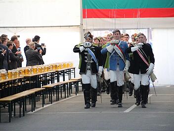 Einzug der "Herren Chargierten": Das Bier steht bereit. Foto: Simone Bastian