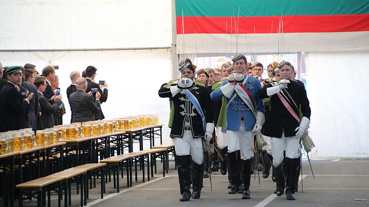 Einzug der "Herren Chargierten": Das Bier steht bereit. Foto: Simone Bastian