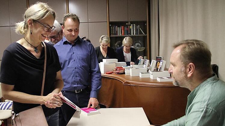 Nach seiner Lesung im Stadtmuseum signierte Helmut Vorndran die ihn vorgelegten Bücher. Foto: Gerda Völk