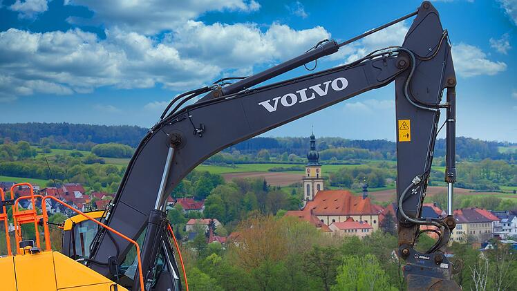 Schwere Bagger sind im Einsatz an der Trasse zwischen dem Ortsteil Ziegelhütte und dem Hainberg.