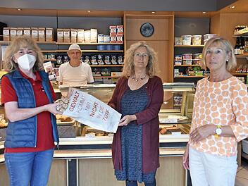 Monika Laaber, Obermeister Ralf Groß, Christine Ponnath und Bibi Bialas-Müller (von links) freuen sich über eine gelungene Aktion zugunsten des Frauenhauses.