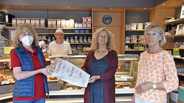 Monika Laaber, Obermeister Ralf Groß, Christine Ponnath und Bibi Bialas-Müller (von links) freuen sich über eine gelungene Aktion zugunsten des Frauenhauses.