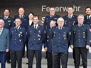 Kreisbrandrat Joachim Ranzenberger (vorne re.) und B&uuml;rgermeisterin Angela Hofmann im Kreis der Feuerwehr