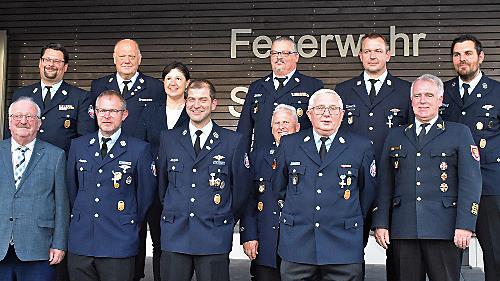 Kreisbrandrat Joachim Ranzenberger (vorne re.) und B&uuml;rgermeisterin Angela Hofmann im Kreis der Feuerwehr
