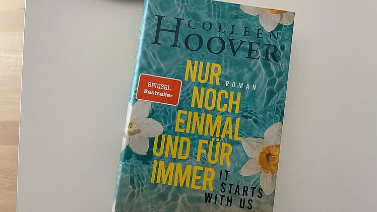Der Roman "It starts with us - Nur noch einmal und für immer" von Colleen Hoover dreht sich wieder um Lily, Atlas und Ryle.
