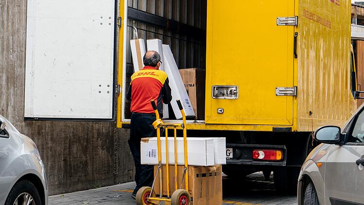 Massiver Stellenabbau bei Deutscher Post - was verdient ein Paketbote?