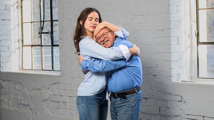 Laura ist 19 Jahre alt, ihr Vater Willy 81 Jahre.