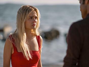 Als Cadence (Emily Alyn Lind) herausfinden will, was mit ihr geschehen ist, trifft sie vor allem auf eine Mauer des Schweigens.